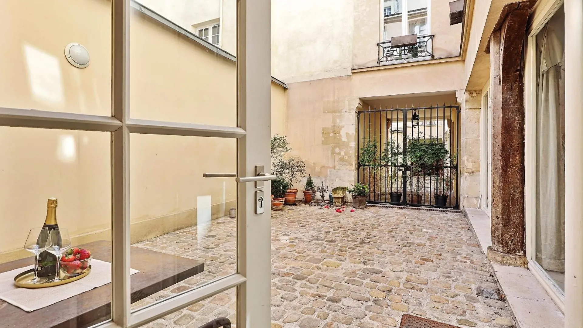Bnbnova - Le Marais & Place Des Vosges Paris Apartment